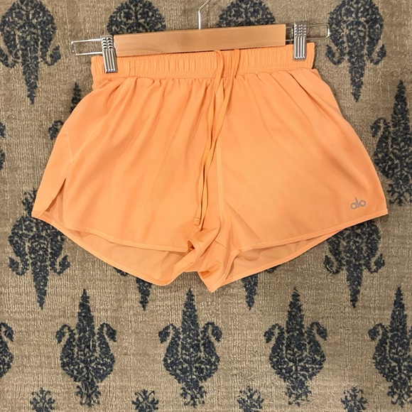 Alo Yoga Ivy League Dolphin Short - Picture 2 of 3